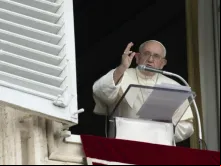 Papa Francisco abençoa a multidão na praça de São Pedro hoje (2) após rezar o ângelus. - Foto: Vatican Media.