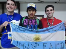 Facundo (no meio) cruzou a América do Sul andando para participar da JMJ Rio2013. Credit: Estefania Aguirre