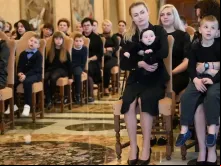 Parentes de mineiros mortos ouvem o papa
