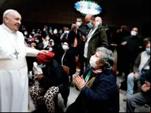 Papa Francisco com os presentes na Sala Paulo VI.