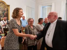 O cardeal Reinhard Marx se encontra com delegação da vila italiana de Filetto di Camarda em Munique no último domingo (9). - Foto:EOM