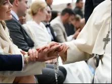 Papa Francisco cumprimentando os fiéis