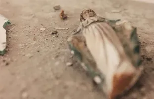 Imagem da Virgem Maria encontrada em um bairro cristão destruído pelos confrontos 