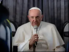 Papa Francisco fala com repórteres a bordo de voo papal de volta a Roma da JMJ Lisboa 2023.