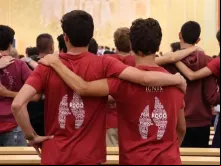 Jovens rezam no Santuário de Fátima nos dias que antecedem a JMJ.