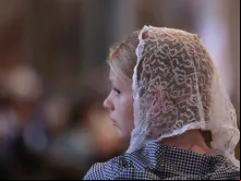 Menina em peregrinação a Roma para celebrar a carta Summorum pontificum
