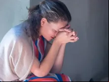 Mulher rezando (imagem ilustrativa