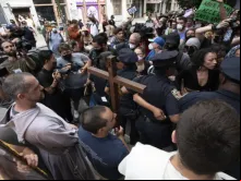 Padre Fidelis leva cruz em manifestação em Nova York em 2 de julho de 2022. - Foto: Jeffrey Bruno