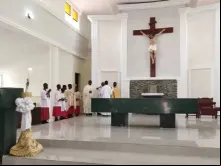 missa do domingo de páscoa na igreja são francisco xavier em owo, nigéria.