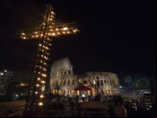 agem da Via-Sacra pelo Coliseu Romano.
