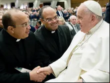 Padre Hernanni Pereira e seu irmão padre Claudemar Silva na audiência geral com o papa Francisco.