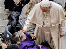 Papa abençoa uma mulher doente durante uma audiência.