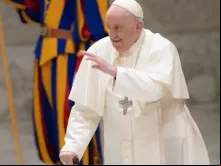 O papa Francisco saúda os fiéis na Audiência Geral