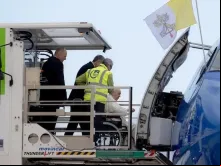 Papa embarcando em avião