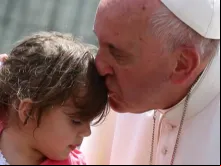 Papa saudando uma menina antes de começar a Audiência Geral.