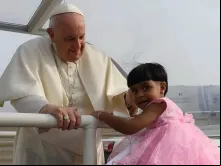 Papa Francisco com uma menina no Estádio Nacional do Bahrein
