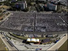 Uma multidão na missa da Praça da Revolução em Havana