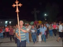 Procissão com a cruz na cidade iraquiana de Karamlesh.