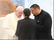 Duha Sabah Abdullah, cujo filho foi morto em ataque do EI, se encontra com o papa Francisco no Iraque em março de 2021.