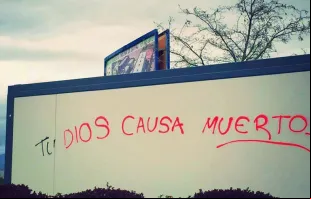 Pichações ofensivas no Colégio Reina de la Paz de Brunete em Madri (Espanha).