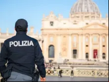 Polícia vigia a Praça de São Pedro no Vaticano.
