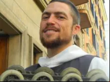 O Irmão Anthony Ariniello mostra orgulhoso seus patins