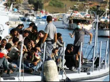 Imigrantes chegando à ilha de Lampedusa.