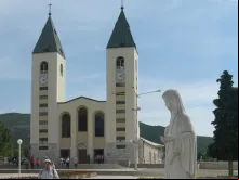 Imagem da Rainha da Paz e a Igreja de Medjugorje.