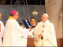 Durante a JMJ, o Arcebispo do Rio deu de presente um cálice ao Papa na Missa com os bispos e sacerdotes na catedral local