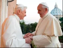Bento XVI e o Papa Francisco em um de seus encontros