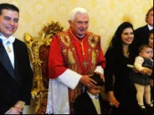 Fernando Sánchez, sua esposa Milagro e seus filhos Fernando Felipe e Maria Pia com o Papa