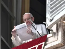 Papa Francisco lê seu discurso ante os fiéis na Praça de São Pedro.