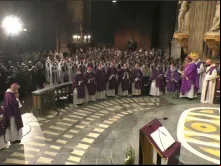 Dom Michel Aupetit reza missa na igreja de São Sulpício