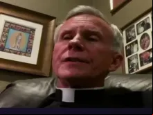 Bispo Joseph Strickland fala sobre a recente visitação apostólica em podcast.