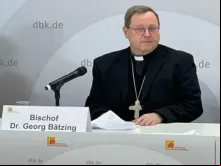 Bispo Georg Bätzing em conferência de imprensa.