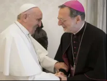 Arcebispo Claudio Gugerotti, prefeito do dicastério para as Igrejas Orientais, com o Papa Francisco.