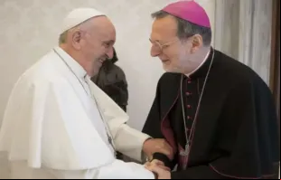 Arcebispo Claudio Gugerotti, prefeito do dicastério para as Igrejas Orientais, com o Papa Francisco.