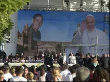 Papa Francisco diante de imagem do beato Giuseppe "Dom Pino" Puglisi em encontro com jovens durante visita a Palermo, na região italiana da Sicília, em 15 de setembro de 2018. - Foto: Vatican Media 