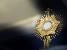 Imagem: Adoration to the Blessed Sacrament. Credit: Sidney de Almeida