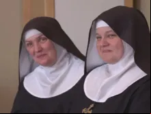 Irmã Scholastica Radel e a madre abadessa Cecilia Snell falam sobre a exumação do corpo da irmã Wilhelmina na TV.