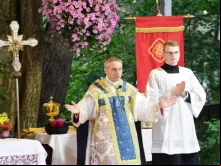 Dom Georg Gänswein fala durante missa da festa da Assunção de Nossa Senhora em Maria Vesperbild, na Alemanha.