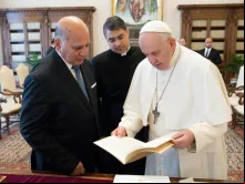 Papa Francisco e o chanceler Fuad Mohammed Hussein.