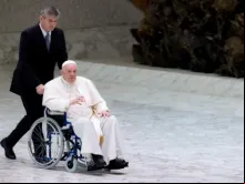 Papa Francisco em cadeira de rodas no Vaticano em 5 de maio de 2022.